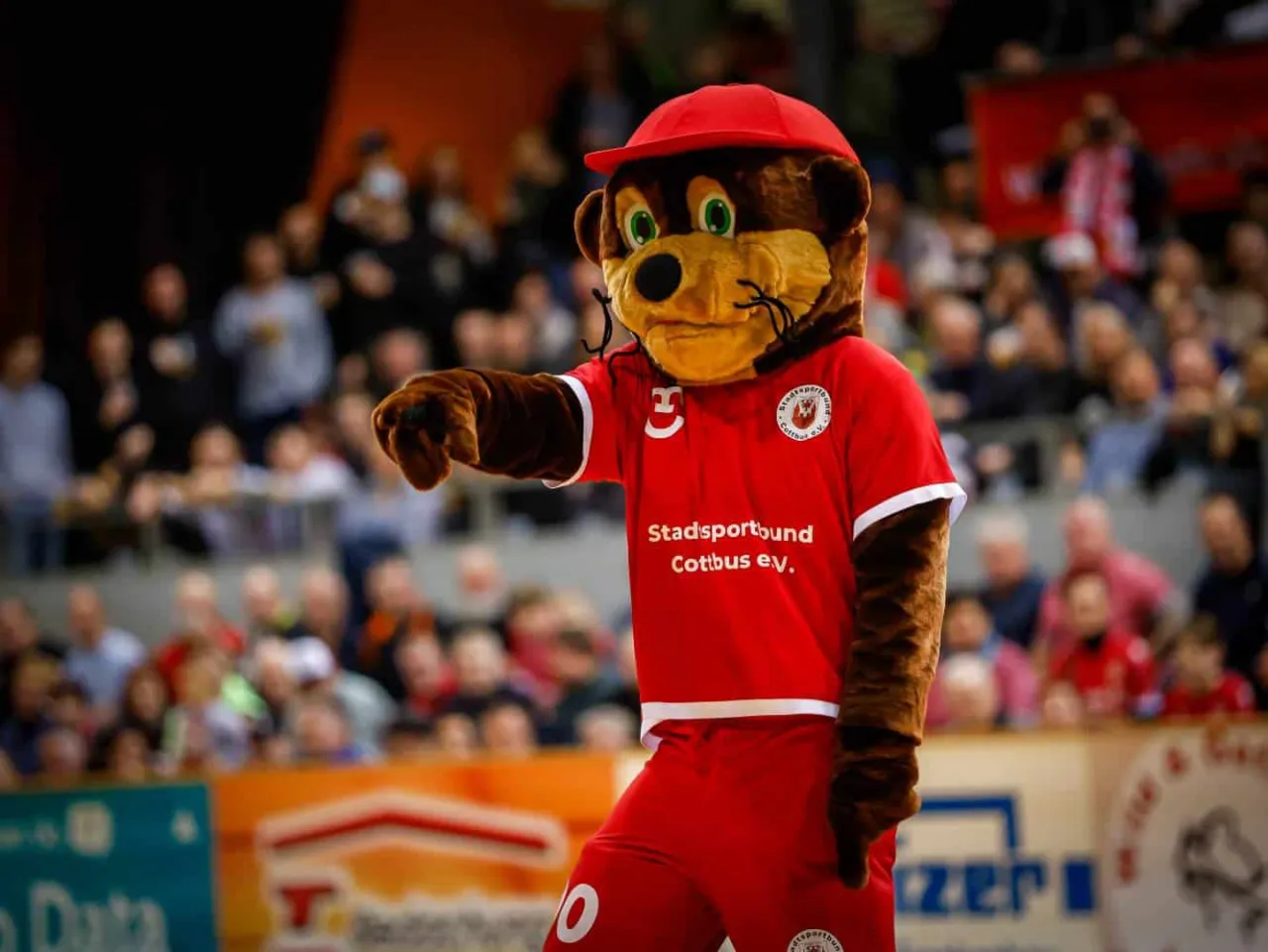 Das Maskottchen im roten Trikot begrüßt die Fans in der Halle.