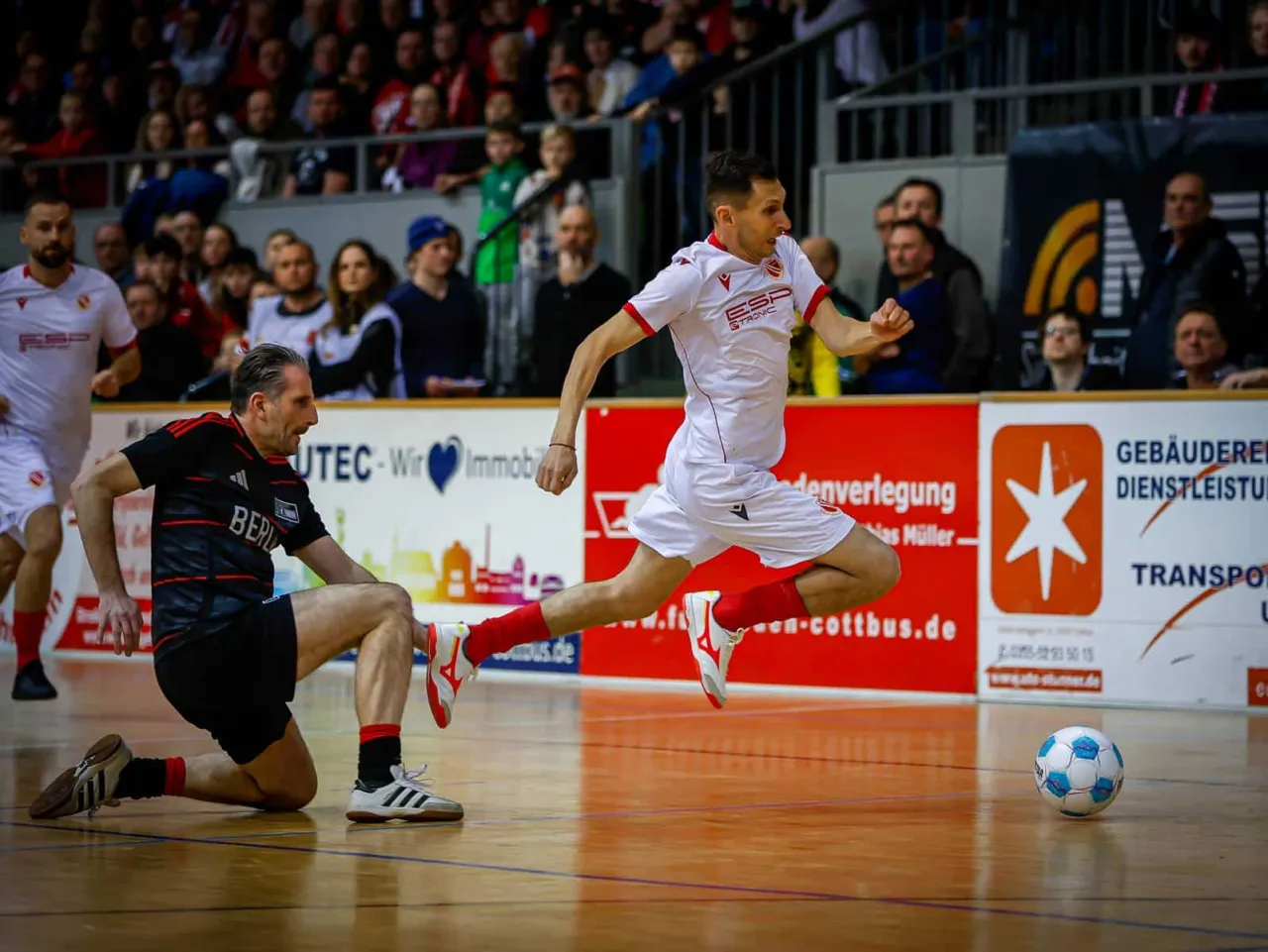 Hallenfußball vor vollen Zuschauerrängen beim Bretter-Knaller.