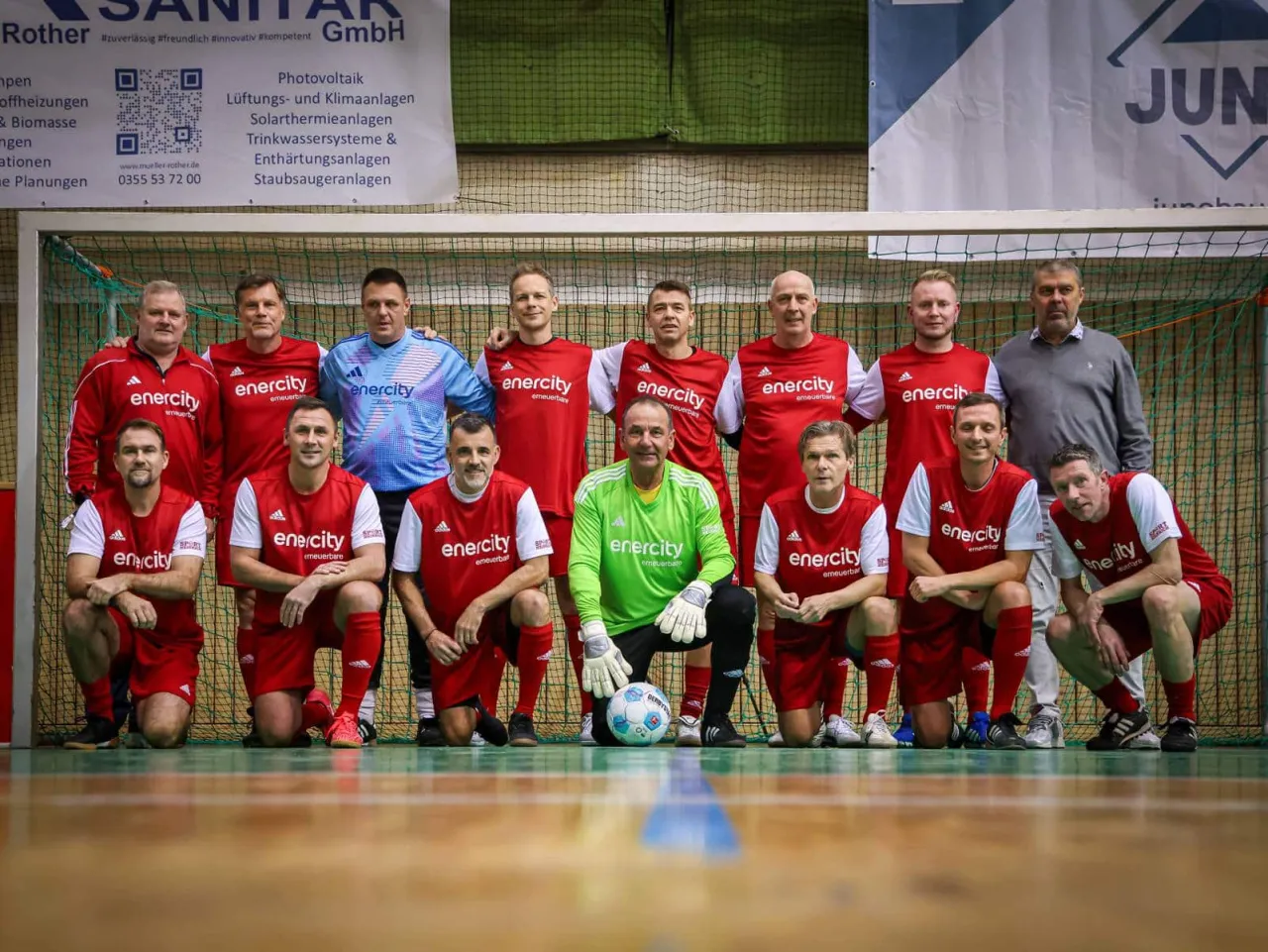 Die Traditionsmannschaft in roten Trikots beim gemeinsamen Mannschaftsfoto.
